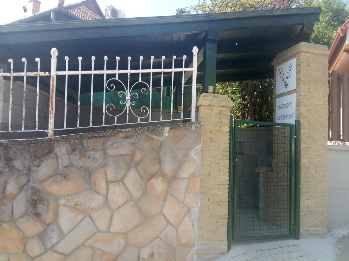 V4 Kilatoterasz Apartmanok Foeldszint Nagymaros Exterior photo
